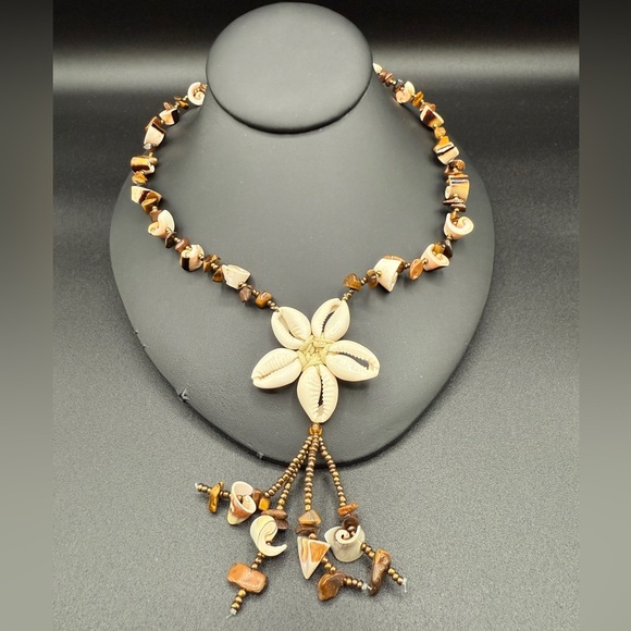 Vintage Shell and Bead Necklace in Brown and Cream - Picture 3 of 17